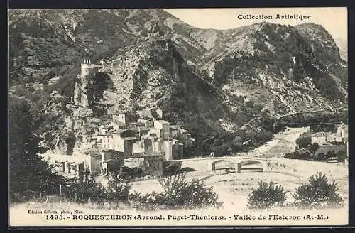 AK Roquesteron, Vue du village dans la vallée de l`Estéron avec pont et collines majestueuses