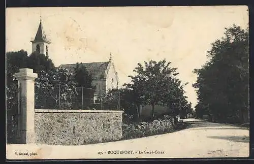 AK Roquefort, Le Sacré-Coeur et route bordée d`arbres