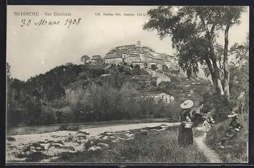 AK Auribeau, Vue générale du village sur la colline et femmes se promenant au bord de la rivière