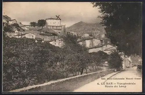 AK Le Bar-sur-Loup, Vue générale sur la Route du Loup et le moulin sur la colline