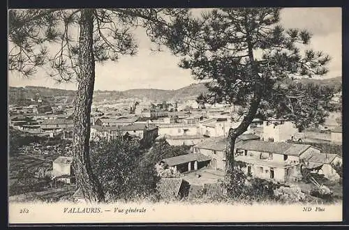 AK Vallauris, Vue générale de la ville avec arbres au premier plan