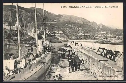 AK Villefranche, Quai Vieille-Darse avec navires et promeneurs