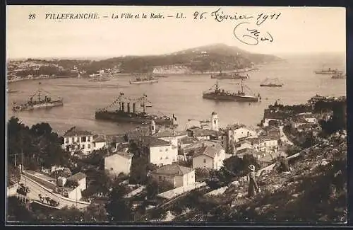 AK Villefranche, La Ville et la Rade avec navires en baie