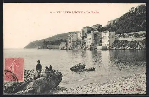 AK Villefranche, La Rade avec vue sur le rivage et les bâtiments en bord de mer