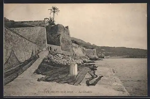AK Villefranche-sur-Mer, La Citadelle et les remparts sur le bord de mer