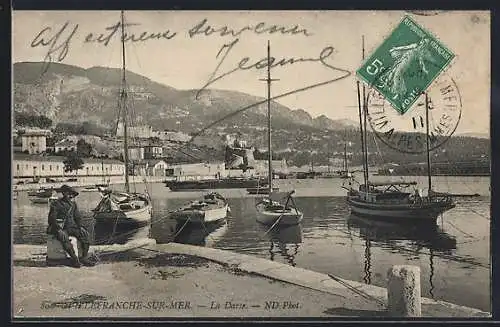 AK Villefranche-sur-Mer, La Darse avec bateaux et montagnes en arrière-plan