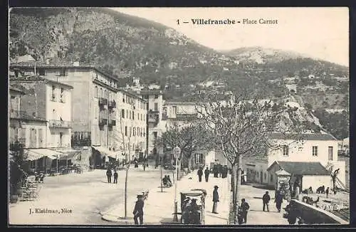AK Villefranche, Place Carnot avec vue sur les montagnes en arrière-plan