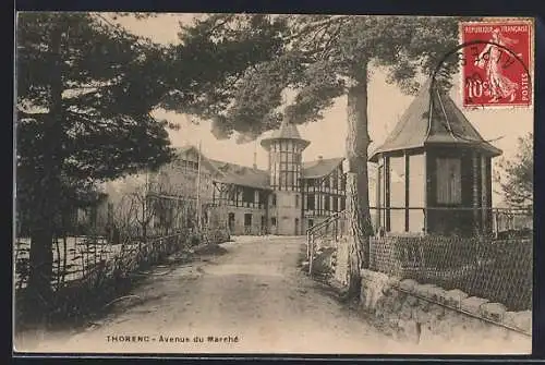 AK Thorenc, Avenue du Marché avec bâtiments et arbres