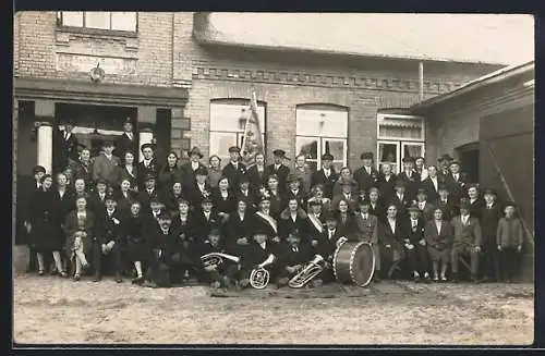 Foto-AK Hüsby, Gasthof Greve, Gruppenbild mit Instrumenten