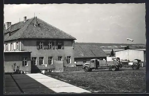 Foto-AK Hundsheim, Flughafen Spitzerberg, Lastwagen