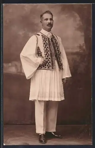 Foto-AK Rumäne in traditioneller Kleidung