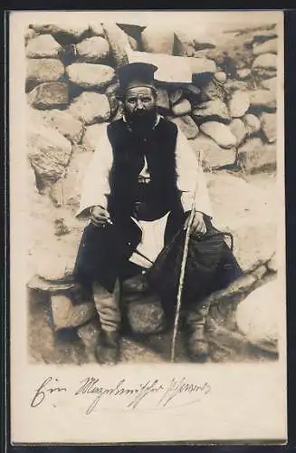 Foto-AK Rumäne in Tracht raucht eine Zigarette