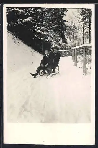Foto-AK Jungen auf einem Schlitten im Winter