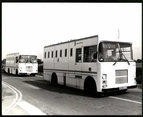 5 Fotografien David Hartley, Ansicht Brüssel, Heysel 1985, Liverpool Fans nach Ausschreitung zum Flughafen transportiert