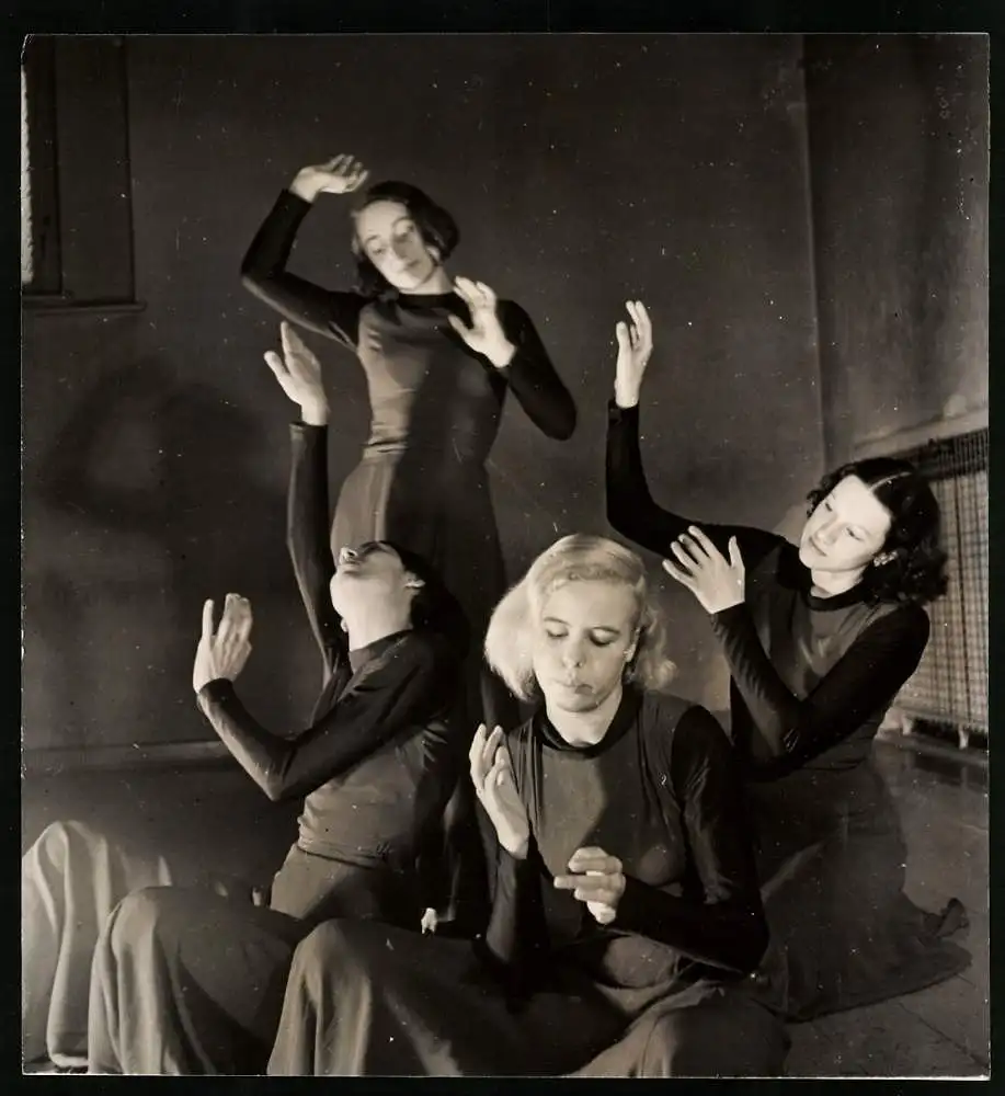 4 Fotografien Agentur Schostal, Ansicht Dresden, Mary Wigman Tanzschule in der Bautzner Str. 107, Ausdruckstanz 1