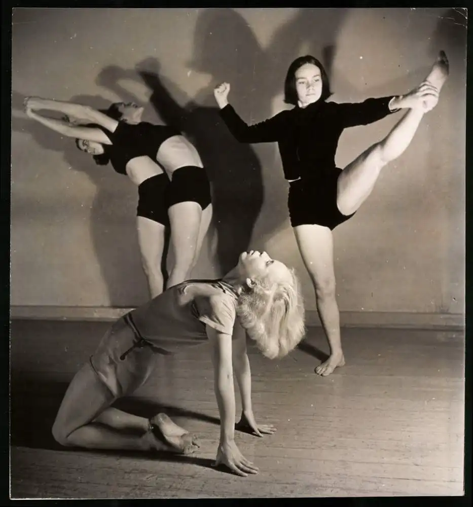 4 Fotografien Agentur Schostal, Ansicht Dresden, Mary Wigman Tanzschule in der Bautzner Str. 107, Ausdruckstanz 2