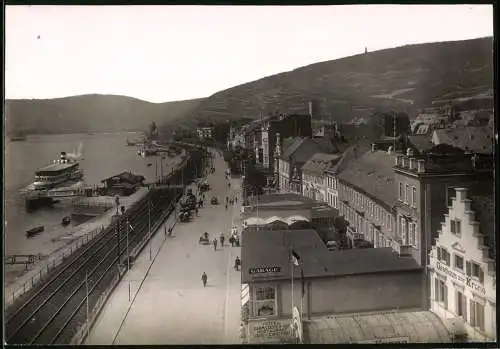 Fotografie Edm. v. König, Heidelberg, Ansicht Rüdesheim a. Rh., Rheinstrasse mit Raddampfer Vaterland, Gasthaus