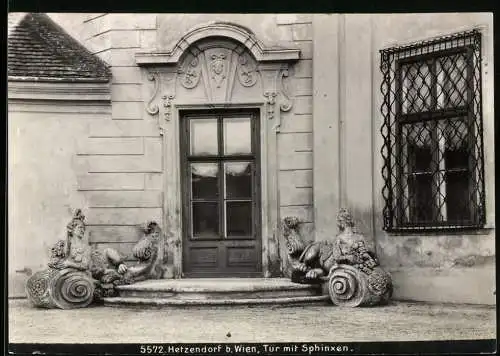 Fotografie Bruno Reiffenstein, Wien, Ansicht Hetzendorf, Tür mit Sphinxen Statuen, Trockenstempel des Fotografen