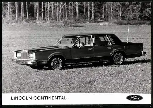 Fotografie Ford Lincoln Continental auf einer Wiese, Auto