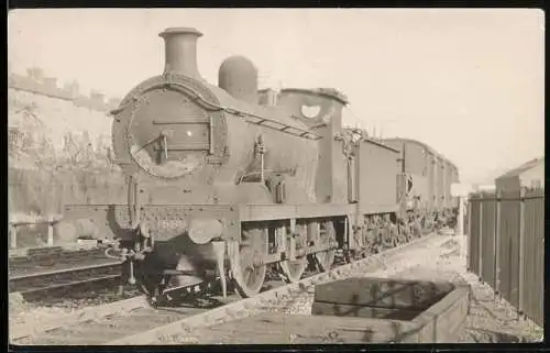 Fotografie britische Eisenbahn No. 1588, mit Kohletender und Güteranhänger