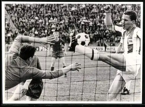 Fotografie Fussball, Abwehrspieler Otto Rehhagel von Hertha BSC verhindert in letzter Minute das Gegentor