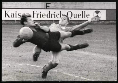 Fotografie Fussball, Offenbach gegen den Karlsruher SC, Torwart rettet in letzter Sekunde das Gegentor