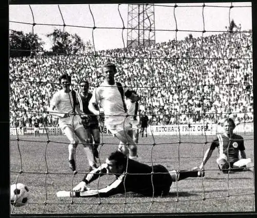 Fotografie Fussball, Bundesliga Aufstiegsspiel Karlsruher SC gegen Alsenborn, Torschütze Müller