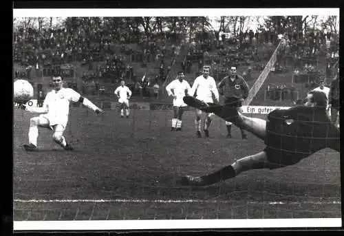 Fotografie Fussball, Karlsruher SC gegen Preussen, hier das 4. Tor