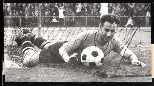 Fotografie Erich Baumann, Fussball, Borussia Dortmund gegen VfB Stuttgart, Wilhelm Burgsmüller schlägt Ball aus Netz