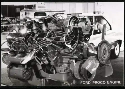 Fotografie Auto, ausgebauter Motor eines Ford Proco