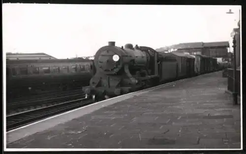 Fotografie britische Eisenbahn No. 25, wartend am Bahnsteig
