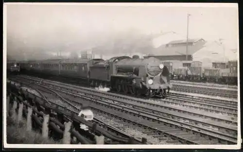 Fotografie britische Eisenbahn mit Kohletender und Personenwagons