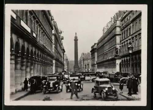 Fotografie unbekannter Fotograf, Ansicht Paris, Strassenpartie mit Blick zur Colonne Vendôme