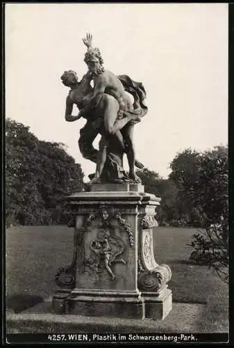 Fotografie Bruno Reiffenstein, Wien, Ansicht Wien, Plastik im Schwarzenberg-Park, Trockenstempel des Fotografen