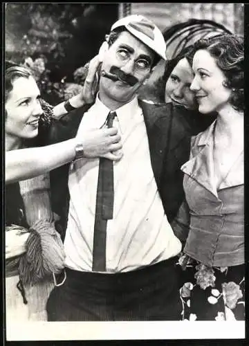 Fotografie Komiker Groucho Marx mit hübschen Frauen, Szene aus Marx Brothers Film