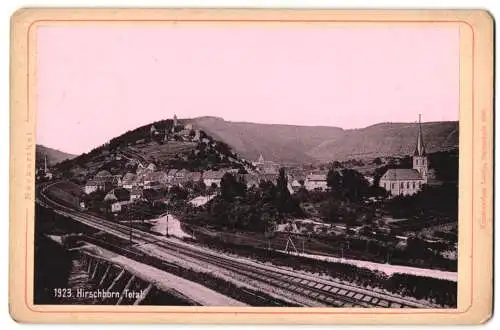 Fotografie Lautz, Darmstadt, Ansicht Hirschhorn, Blick nach dem Ort mit Eisenbahngleisen