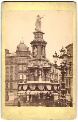 Fotografie unbekannter Fotograf, Ansicht Hamburg, Blick auf den Hansabrunnen am Hansaplatz