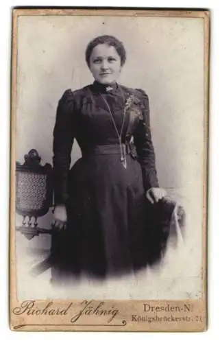 Fotografie Richard Jähnig, Dresden, Königsbrückerstr. 21, elegante Frau im dunklen Kleid