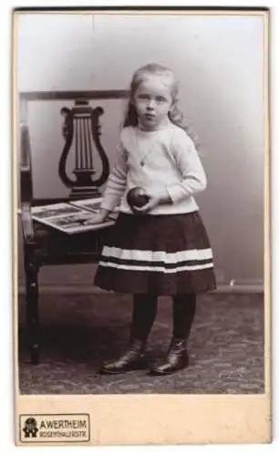 Fotografie A. Wertheim, Berlin, Rosenthaler Str., Portrait eines jungen Mädchens mit Apfel