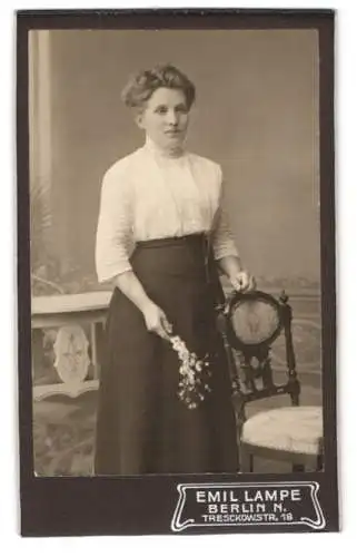 Fotografie Emil Lampe, Berlin, Tresckowstr. 18, Frau mit Blumenstrauss