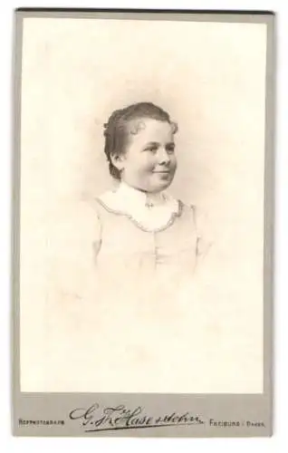 Fotografie G. Th. Krause & Sohn, Freiburg, Porträt einer lächelnden Frau