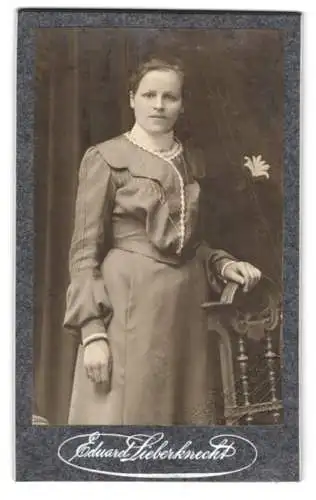 Fotografie Eduard Lieberknecht, Villingen, Brigachstrasse 7, Dame mit elegantem Kleid