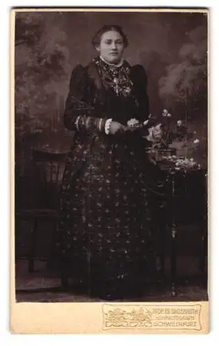Fotografie J. Uhlenhuth, Schweinfurt, Frau mit Blumenstrauss