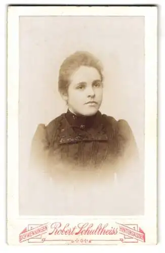 Fotografie Robert Schultheiss, Schwenningen, Hintergasse, Porträt einer jungen Frau