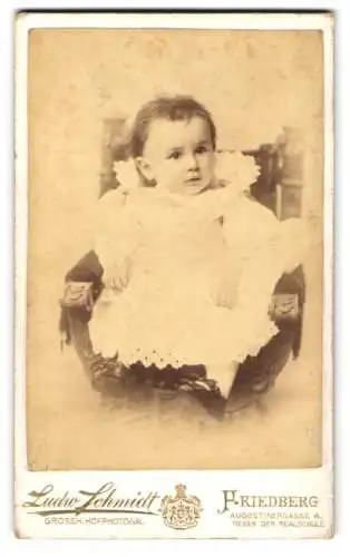 Fotografie Ludwig Schmidt, Friedberg, Augustinergasse 4, Porträt eines Kleinkindes in weissem Kleid