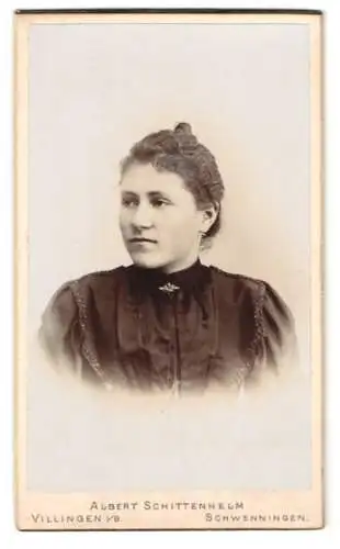 Fotografie Albert Schittenhelm, Villingen i. B., CDV Portrait einer Frau im eleganten Kleid