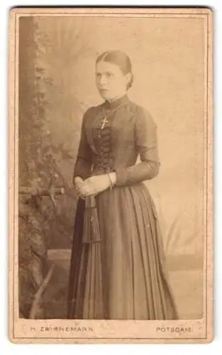 Fotografie H. Zwirnemann, Potsdam, Schock-Strasse 27, Porträt einer Dame im eleganten Kleid