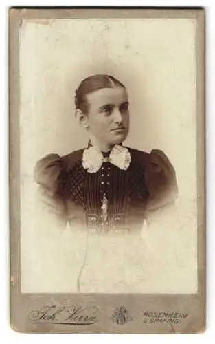 Fotografie Joh. Verra, Rosenheim a. Inn, Brustbild einer Frau mit elegantem Kleid