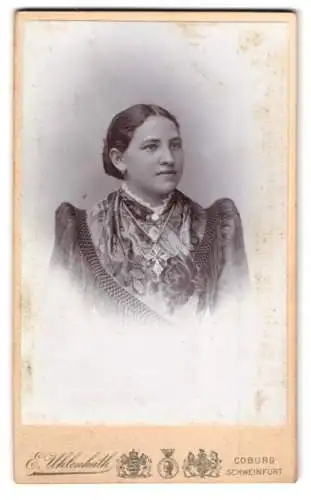 Fotografie Prof. E. Uhlenhuth, Coburg, Schweinfurt, Porträt einer Dame mit aufwendigem Halstuch