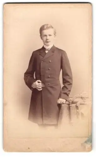 Fotografie Teich Hansfstaengl, Dresden, Eleganter junger Mann im Anzug